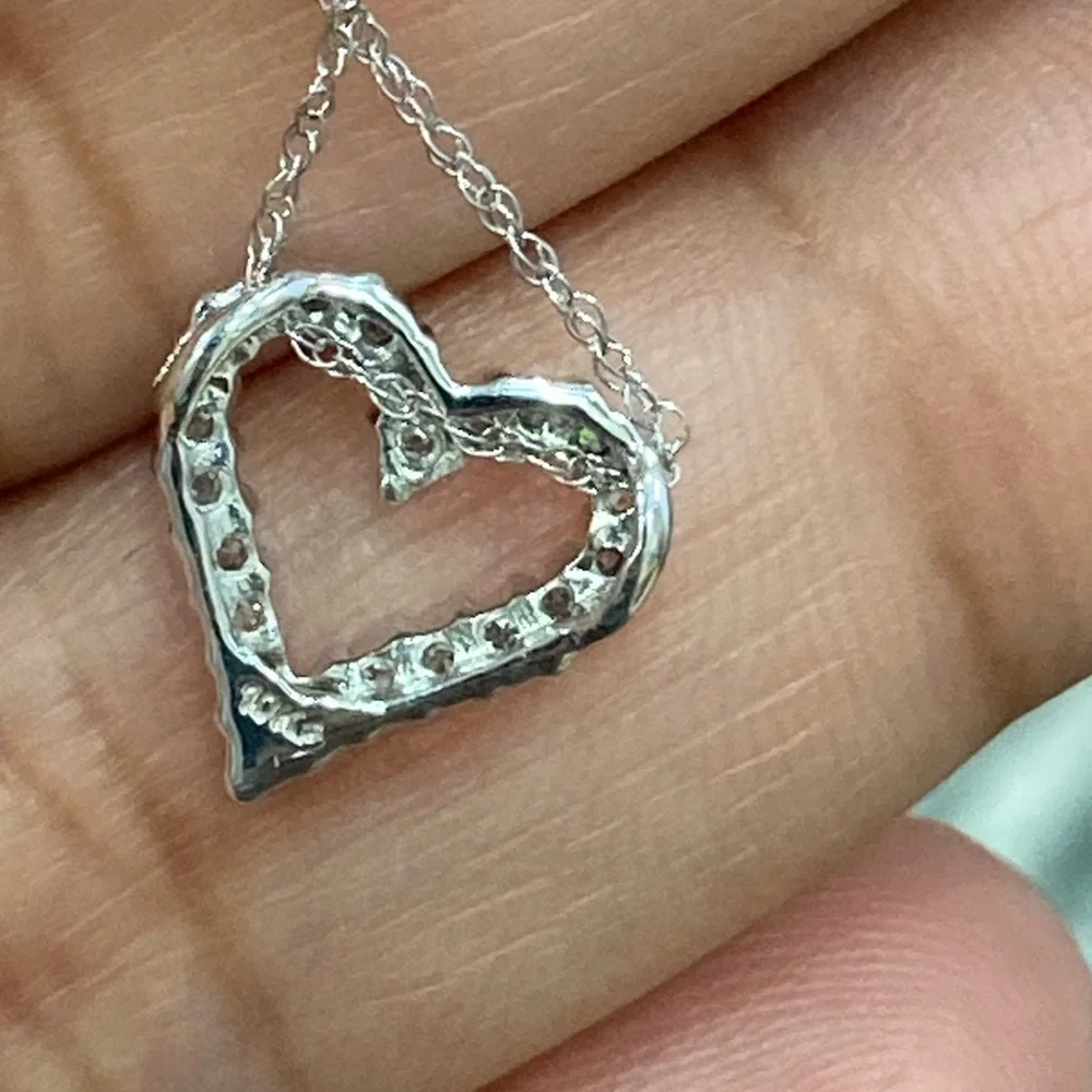 10k white gold diamond Heart Pendant Necklace - Picture 5 of 6
